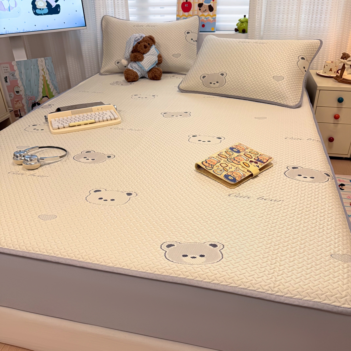 91家纺网 家纺一手货源 找家纺 懒猫家纺 2026新款卡通提花凉豆豆床笠款凉席 爱心小熊-床笠款