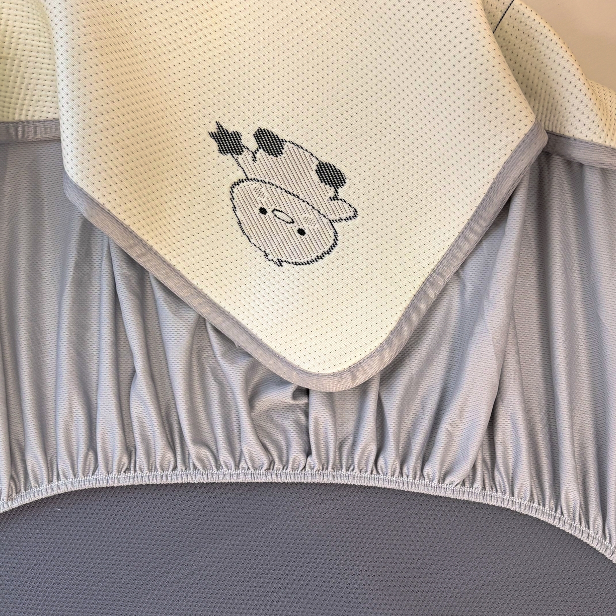 91家纺网 家纺一手货源 找家纺 懒猫家纺 2026新款卡通提花凉豆豆床笠款凉席 萌趣鸭丫-床笠款