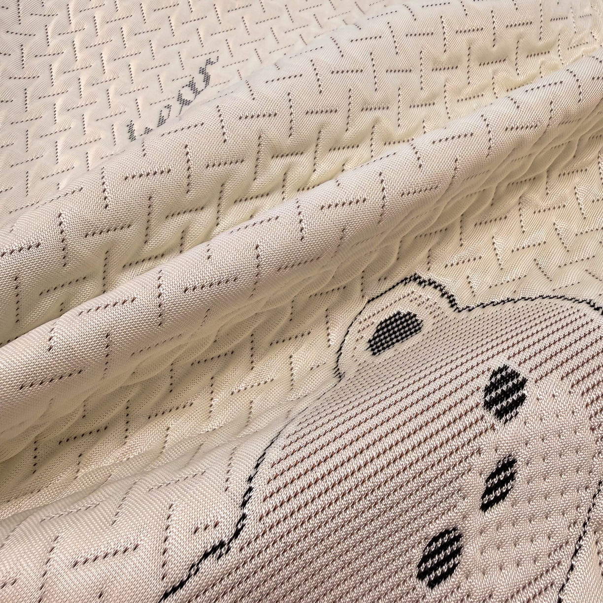 91家纺网 家纺一手货源 找家纺 懒猫家纺 2026新款卡通提花凉豆豆床笠款凉席 爱心小熊-床笠款