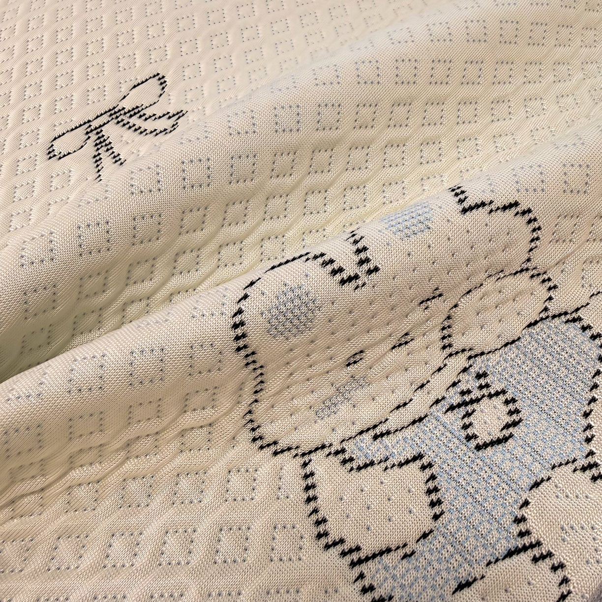 91家纺网 家纺一手货源 找家纺 懒猫家纺 2026新款卡通提花凉豆豆床笠款凉席 兔兔乐园-床笠款