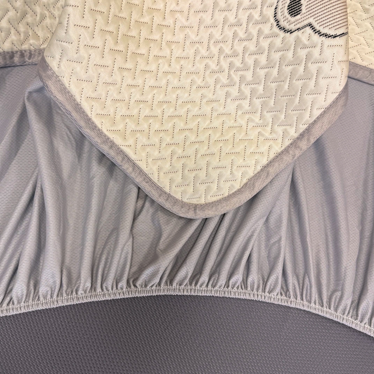 91家纺网 家纺一手货源 找家纺 懒猫家纺 2026新款卡通提花凉豆豆床笠款凉席 爱心小熊-床笠款