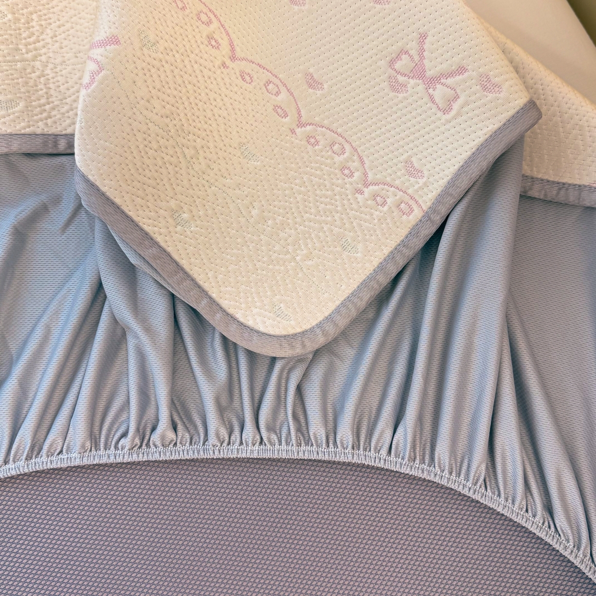 91家纺网 家纺一手货源 找家纺 懒猫家纺 2026新款卡通提花凉豆豆床笠款凉席 少女甜梦-床笠款