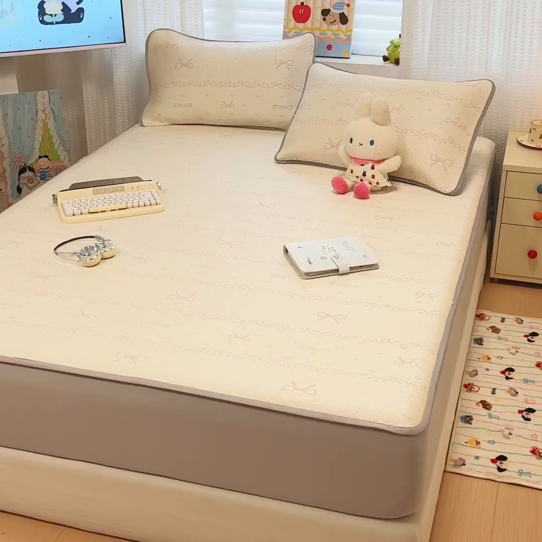 91家纺网 家纺一手货源 找家纺 懒猫家纺 2026新款卡通提花凉豆豆床笠款凉席 少女甜梦-床笠款