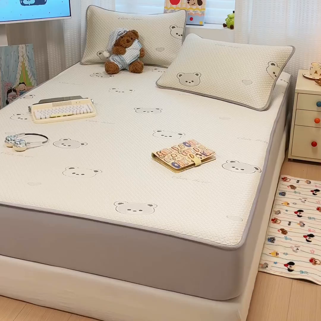 91家纺网 家纺一手货源 找家纺 懒猫家纺 2026新款卡通提花凉豆豆床笠款凉席 爱心小熊-床笠款
