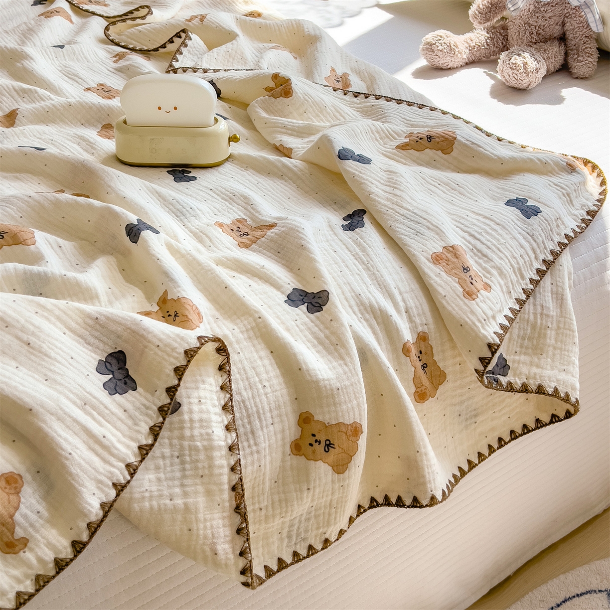 91家纺网 家纺一手货源 找家纺 布凡家居 2026新款A类贝壳边全棉双层纱布毯夏被毯盖毯双层纱浴巾毯 皱皱纱-小玩偶