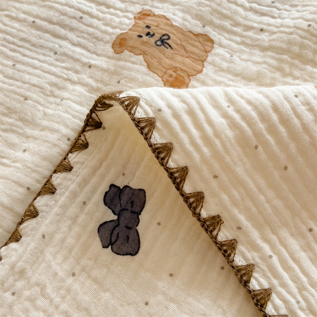 91家纺网 家纺一手货源 找家纺 布凡家居 2026新款A类贝壳边全棉双层纱布毯夏被毯盖毯双层纱浴巾毯 皱皱纱-小玩偶