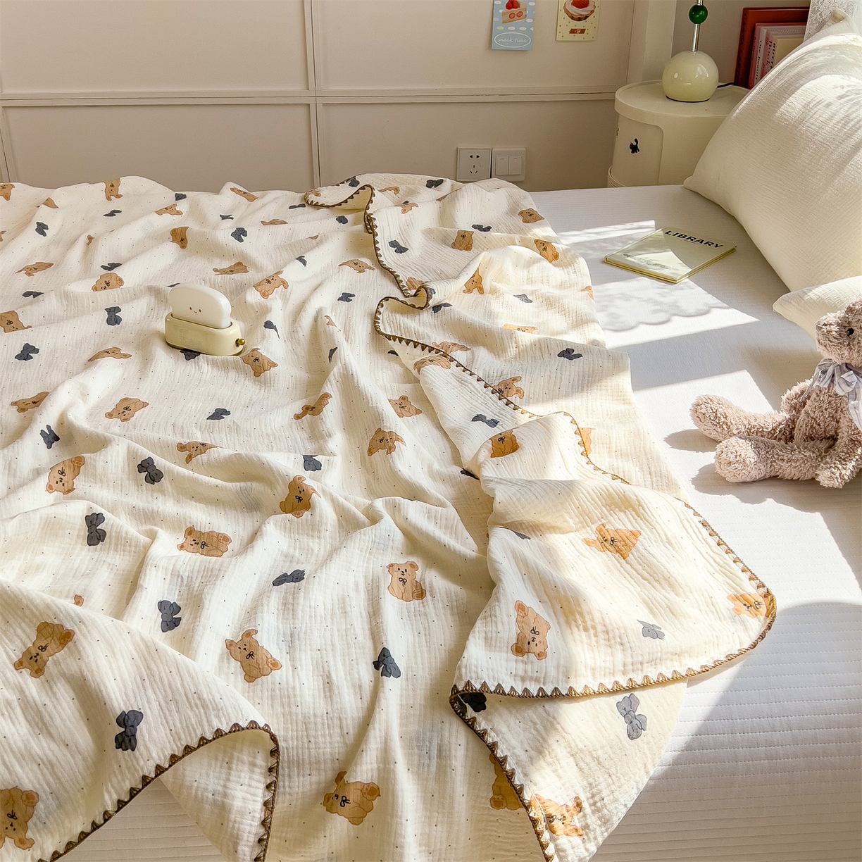 91家纺网 家纺一手货源 找家纺 布凡家居 2026新款A类贝壳边全棉双层纱布毯夏被毯盖毯双层纱浴巾毯 皱皱纱-小玩偶