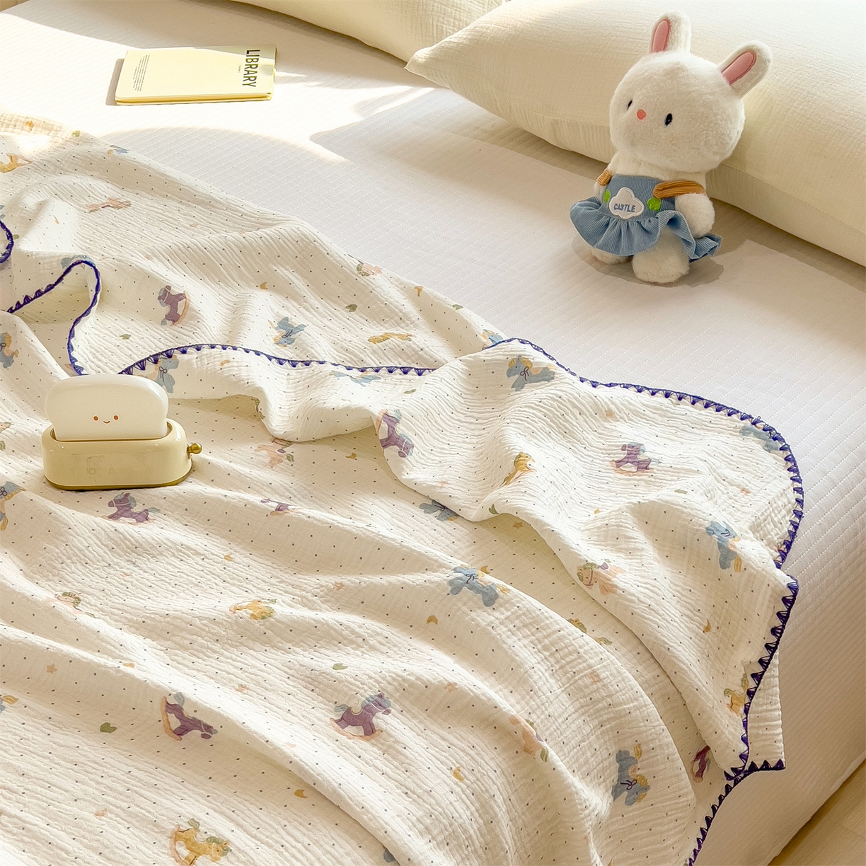 91家纺网 家纺一手货源 找家纺 布凡家居 2026新款A类贝壳边全棉双层纱布毯夏被毯盖毯双层纱浴巾毯 皱皱纱-小木马