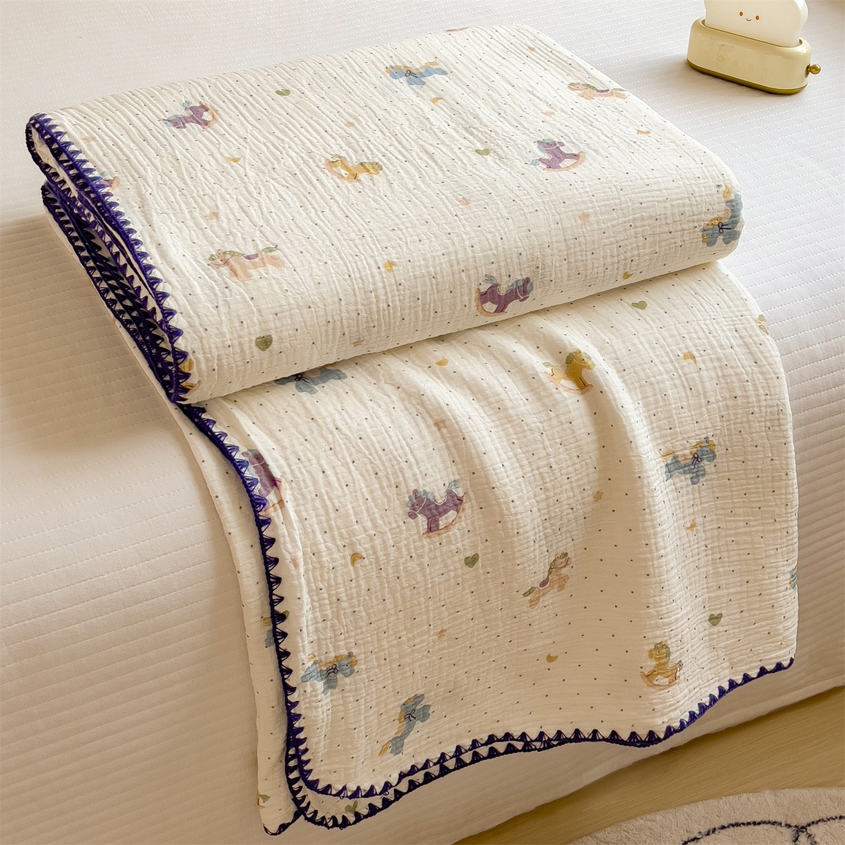 91家纺网 家纺一手货源 找家纺 布凡家居 2026新款A类贝壳边全棉双层纱布毯夏被毯盖毯双层纱浴巾毯 皱皱纱-小木马