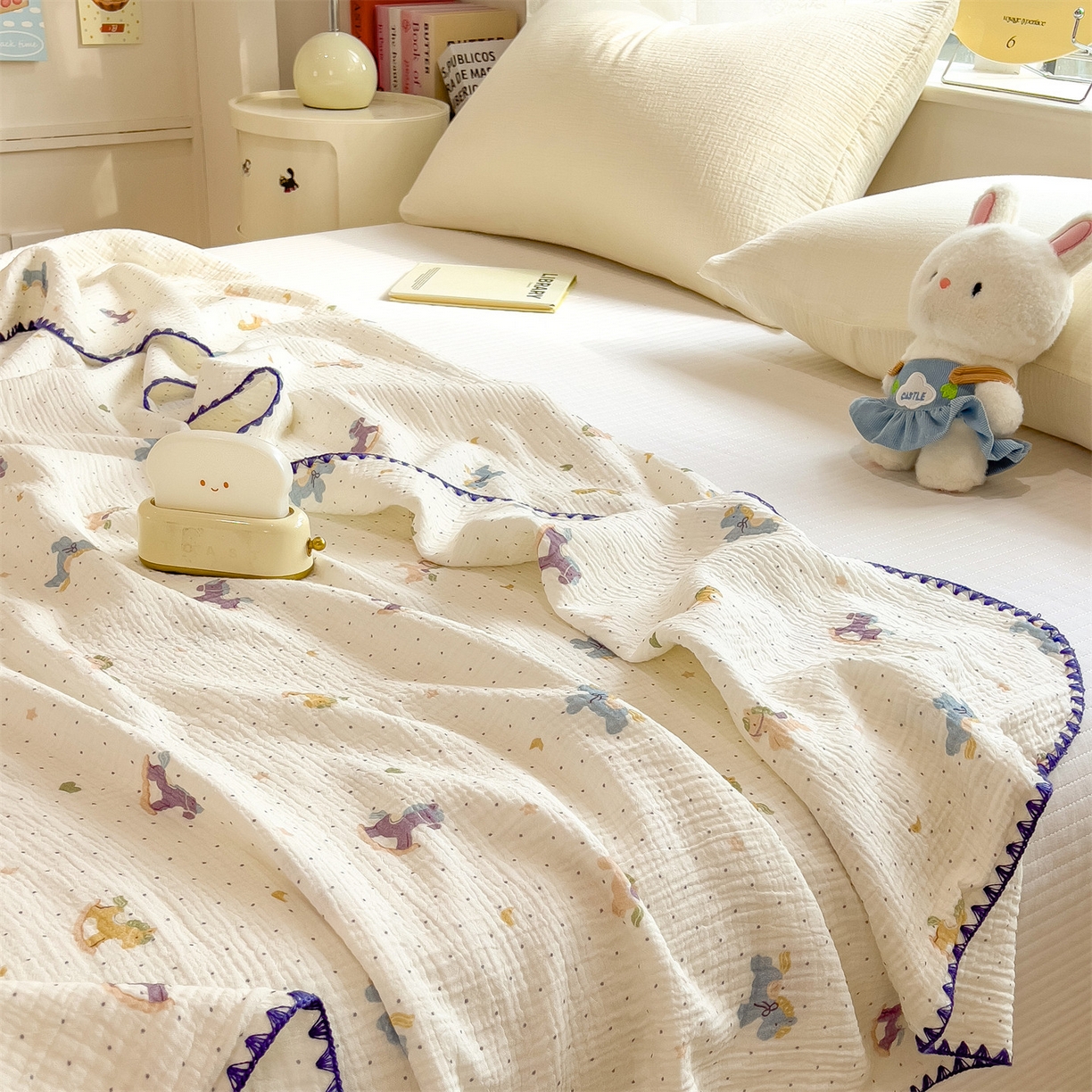 91家纺网 家纺一手货源 找家纺 布凡家居 2026新款A类贝壳边全棉双层纱布毯夏被毯盖毯双层纱浴巾毯 皱皱纱-小木马