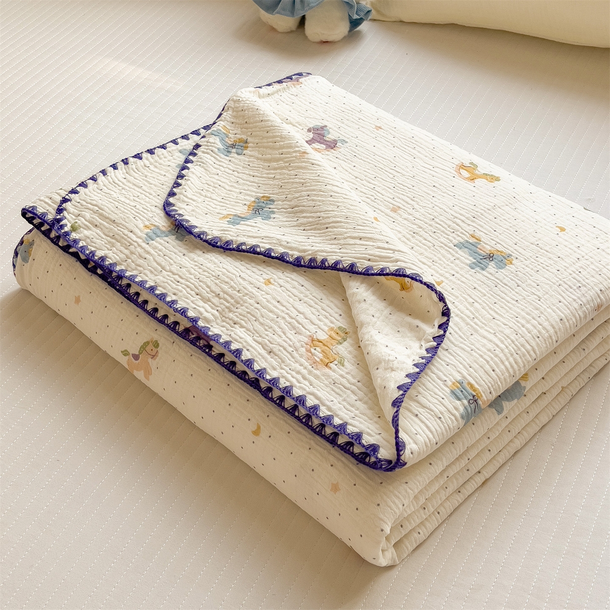 91家纺网 家纺一手货源 找家纺 布凡家居 2026新款A类贝壳边全棉双层纱布毯夏被毯盖毯双层纱浴巾毯 皱皱纱-小木马