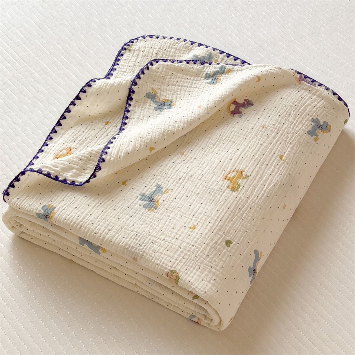 91家纺网 家纺一手货源 找家纺 布凡家居 2026新款A类贝壳边全棉双层纱布毯夏被毯盖毯双层纱浴巾毯 皱皱纱-小木马