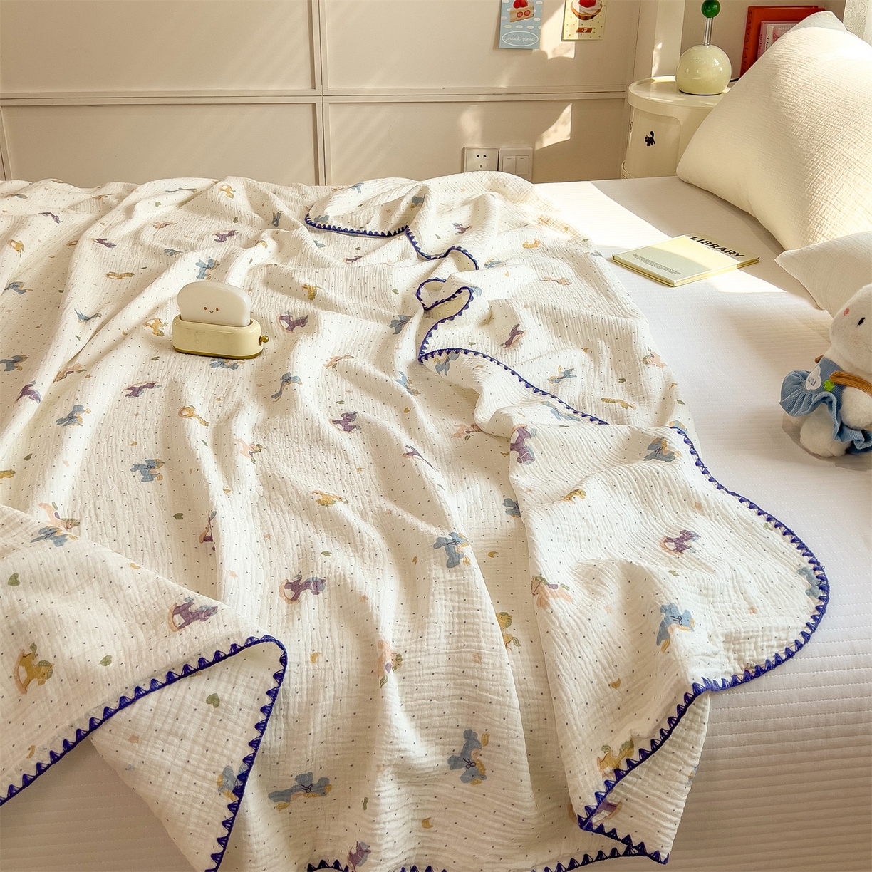 91家纺网 家纺一手货源 找家纺 布凡家居 2026新款A类贝壳边全棉双层纱布毯夏被毯盖毯双层纱浴巾毯 皱皱纱-小木马