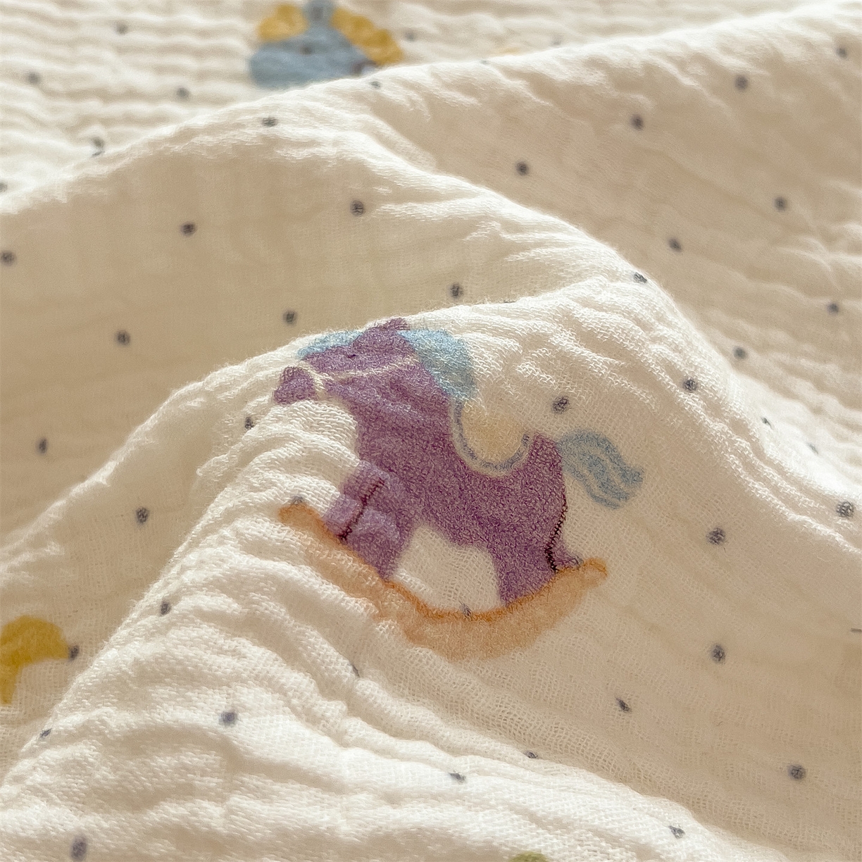 91家纺网 家纺一手货源 找家纺 布凡家居 2026新款A类贝壳边全棉双层纱布毯夏被毯盖毯双层纱浴巾毯 皱皱纱-小木马