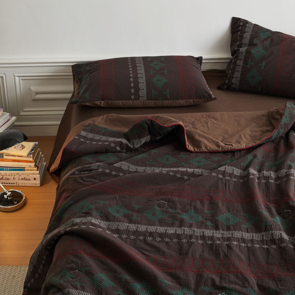 91家纺网 家纺一手货源 找家纺 山舍家居 2026新款全棉提花费尔岛夏被夏凉被空调被四件套 费尔岛的故事-深巧棕