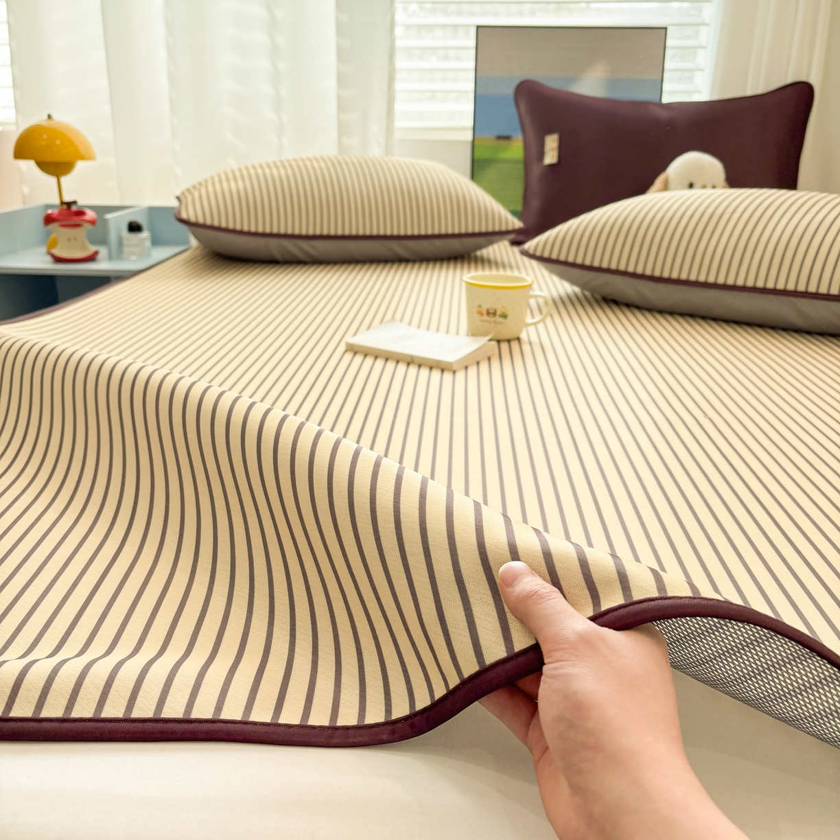 91家纺网 家纺一手货源 找家纺 （总）雅居纺家纺 2026新款简约条纹系列凉席牛奶丝三明治底冰丝凉席