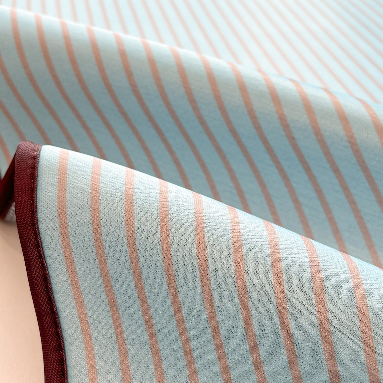 91家纺网 家纺一手货源 找家纺 雅居纺家纺 2026新款简约条纹系列凉席牛奶丝三明治底冰丝凉席 简约蓝条