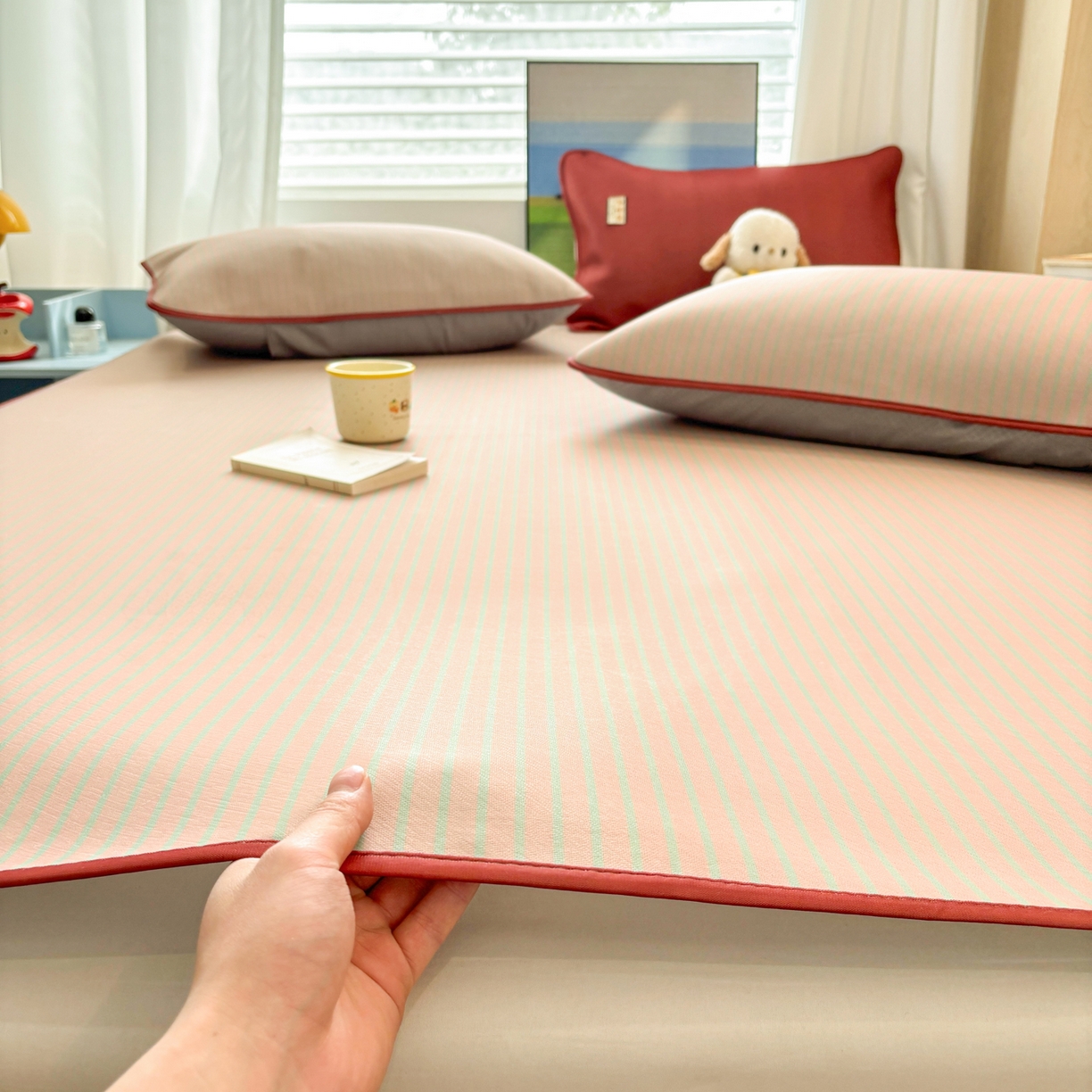 91家纺网 家纺一手货源 找家纺 雅居纺家纺 2026新款简约条纹系列凉席牛奶丝三明治底冰丝凉席 简约卡其条