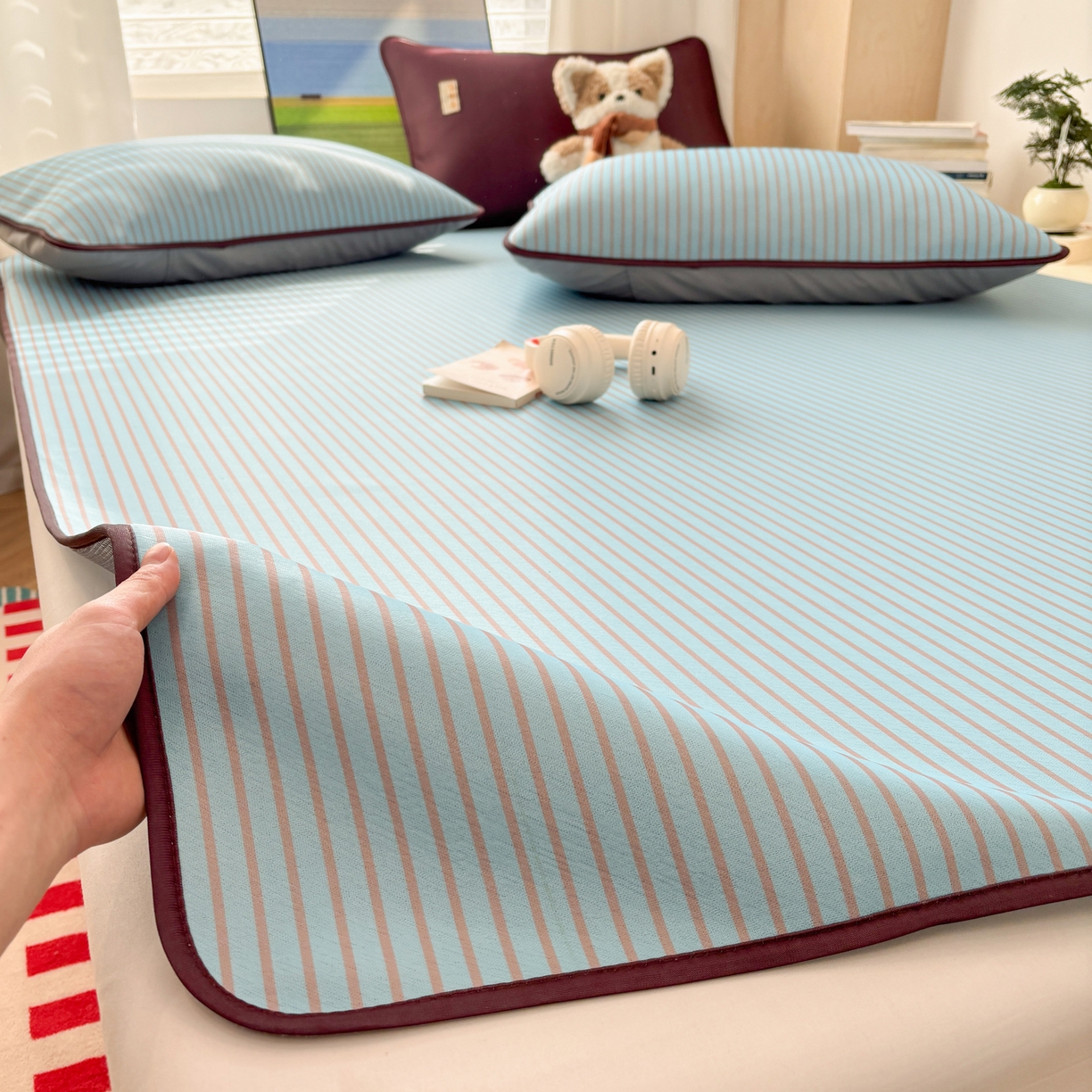 91家纺网 家纺一手货源 找家纺 雅居纺家纺 2026新款简约条纹系列凉席牛奶丝三明治底冰丝凉席 简约蓝条