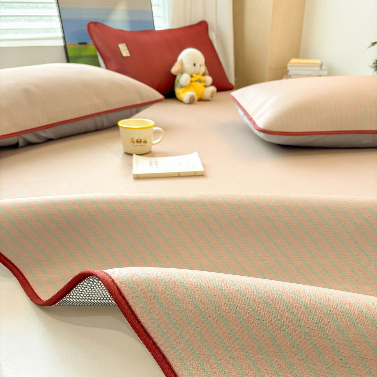 91家纺网 家纺一手货源 找家纺 雅居纺家纺 2026新款简约条纹系列凉席牛奶丝三明治底冰丝凉席 简约卡其条