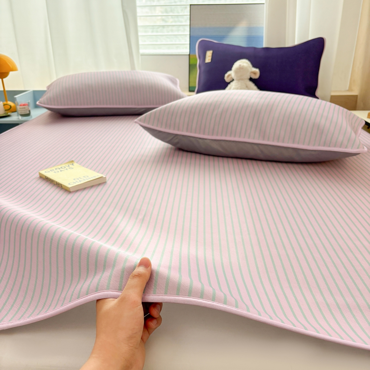 91家纺网 家纺一手货源 找家纺 雅居纺家纺 2026新款简约条纹系列凉席牛奶丝三明治底冰丝凉席 简约豆沙条