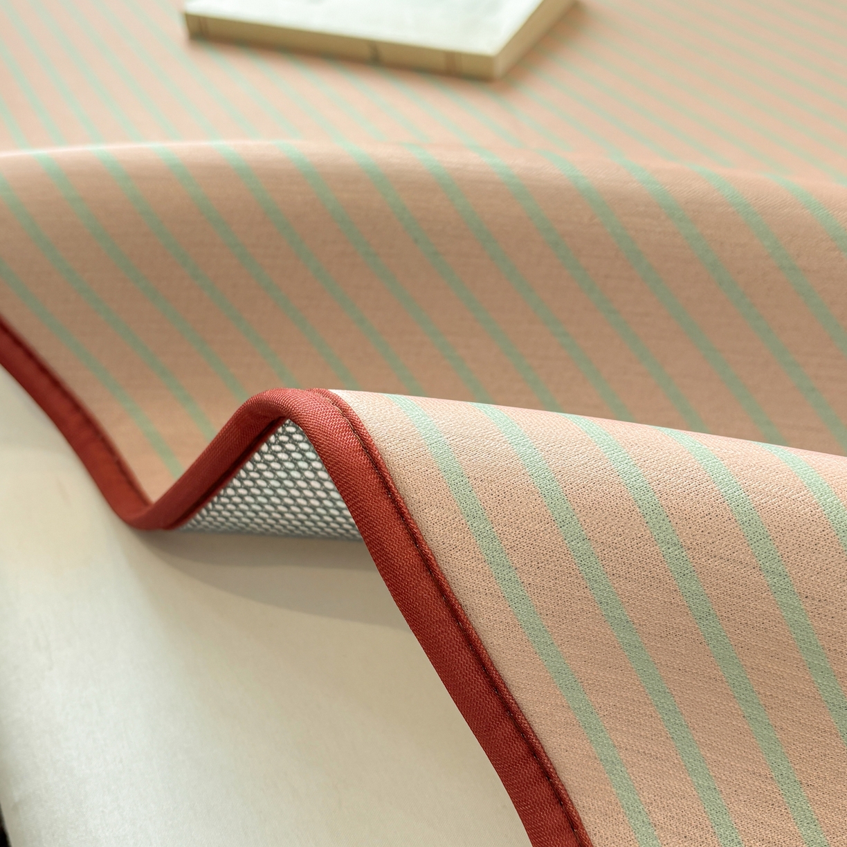 91家纺网 家纺一手货源 找家纺 雅居纺家纺 2026新款简约条纹系列凉席牛奶丝三明治底冰丝凉席 简约卡其条