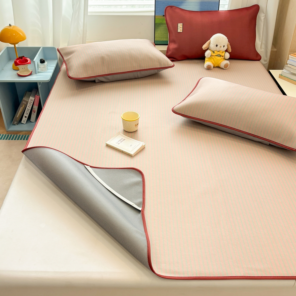 91家纺网 家纺一手货源 找家纺 雅居纺家纺 2026新款简约条纹系列凉席牛奶丝三明治底冰丝凉席 简约卡其条