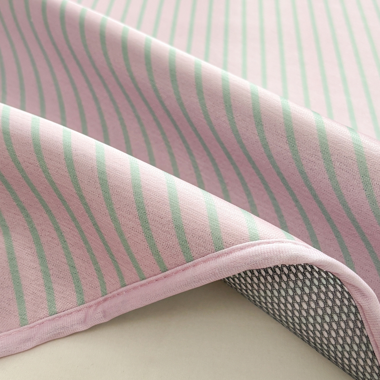 91家纺网 家纺一手货源 找家纺 雅居纺家纺 2026新款简约条纹系列凉席牛奶丝三明治底冰丝凉席 简约豆沙条