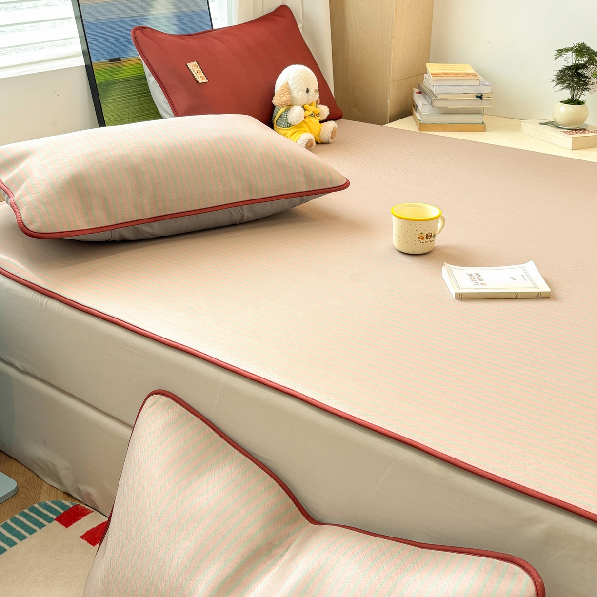 91家纺网 家纺一手货源 找家纺 雅居纺家纺 2026新款简约条纹系列凉席牛奶丝三明治底冰丝凉席 简约卡其条