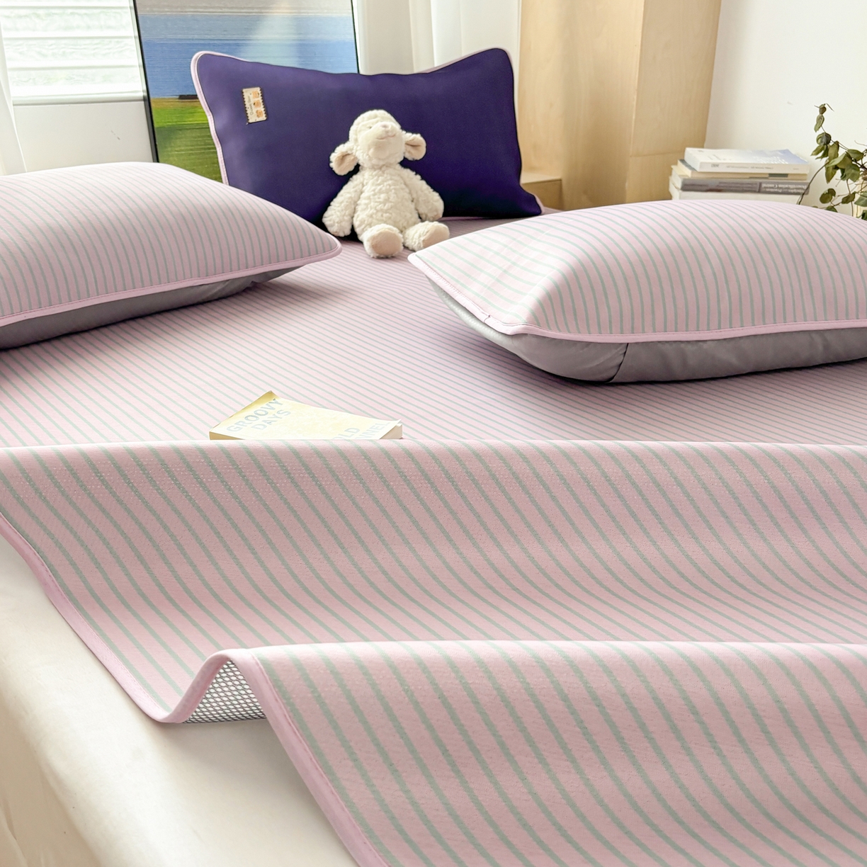 91家纺网 家纺一手货源 找家纺 雅居纺家纺 2026新款简约条纹系列凉席牛奶丝三明治底冰丝凉席 简约豆沙条