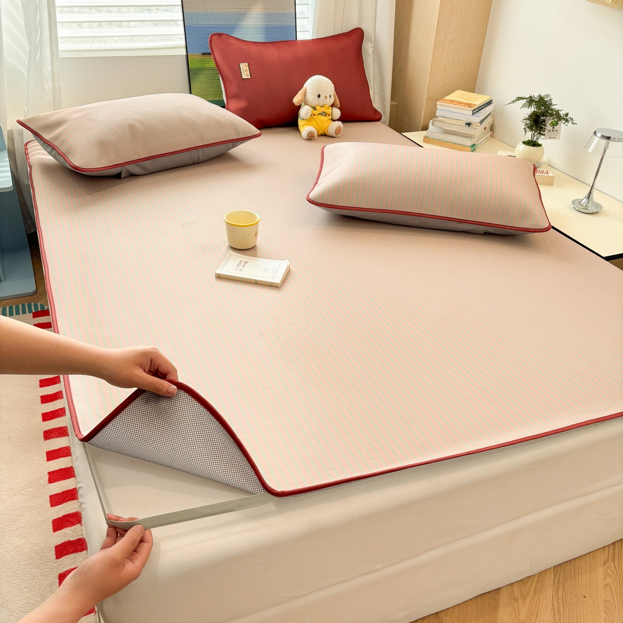 91家纺网 家纺一手货源 找家纺 雅居纺家纺 2026新款简约条纹系列凉席牛奶丝三明治底冰丝凉席 简约卡其条