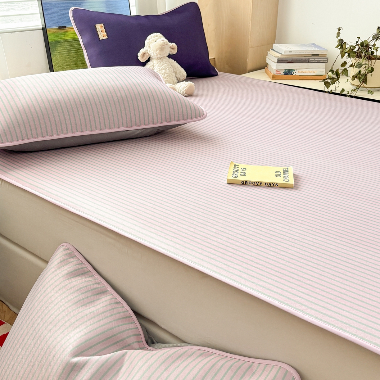 91家纺网 家纺一手货源 找家纺 雅居纺家纺 2026新款简约条纹系列凉席牛奶丝三明治底冰丝凉席 简约豆沙条