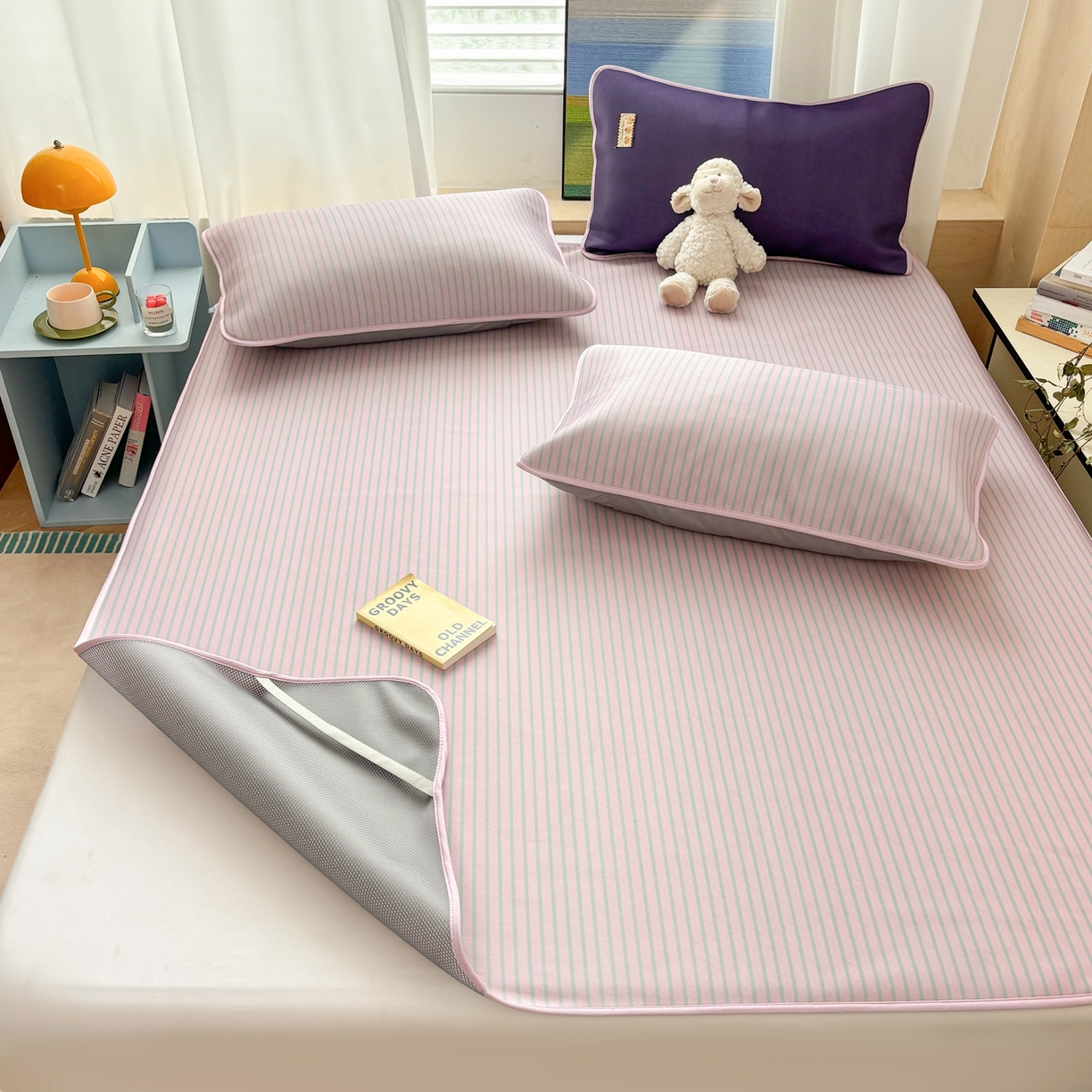 91家纺网 家纺一手货源 找家纺 雅居纺家纺 2026新款简约条纹系列凉席牛奶丝三明治底冰丝凉席 简约豆沙条