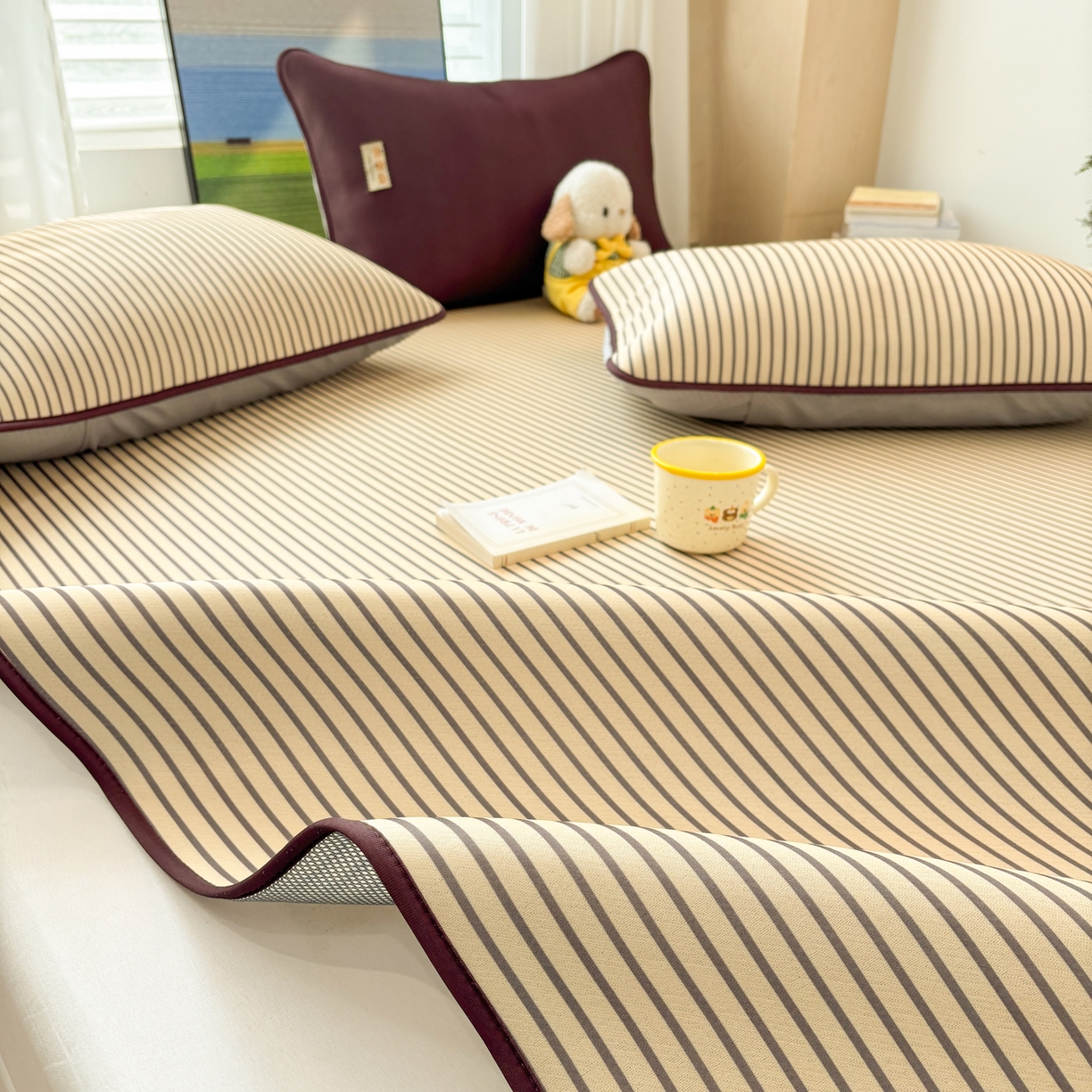 91家纺网 家纺一手货源 找家纺 雅居纺家纺 2026新款简约条纹系列凉席牛奶丝三明治底冰丝凉席 简约亮明黄条