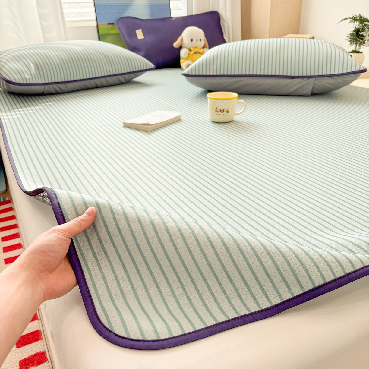 91家纺网 家纺一手货源 找家纺 雅居纺家纺 2026新款简约条纹系列凉席牛奶丝三明治底冰丝凉席 简约绿条