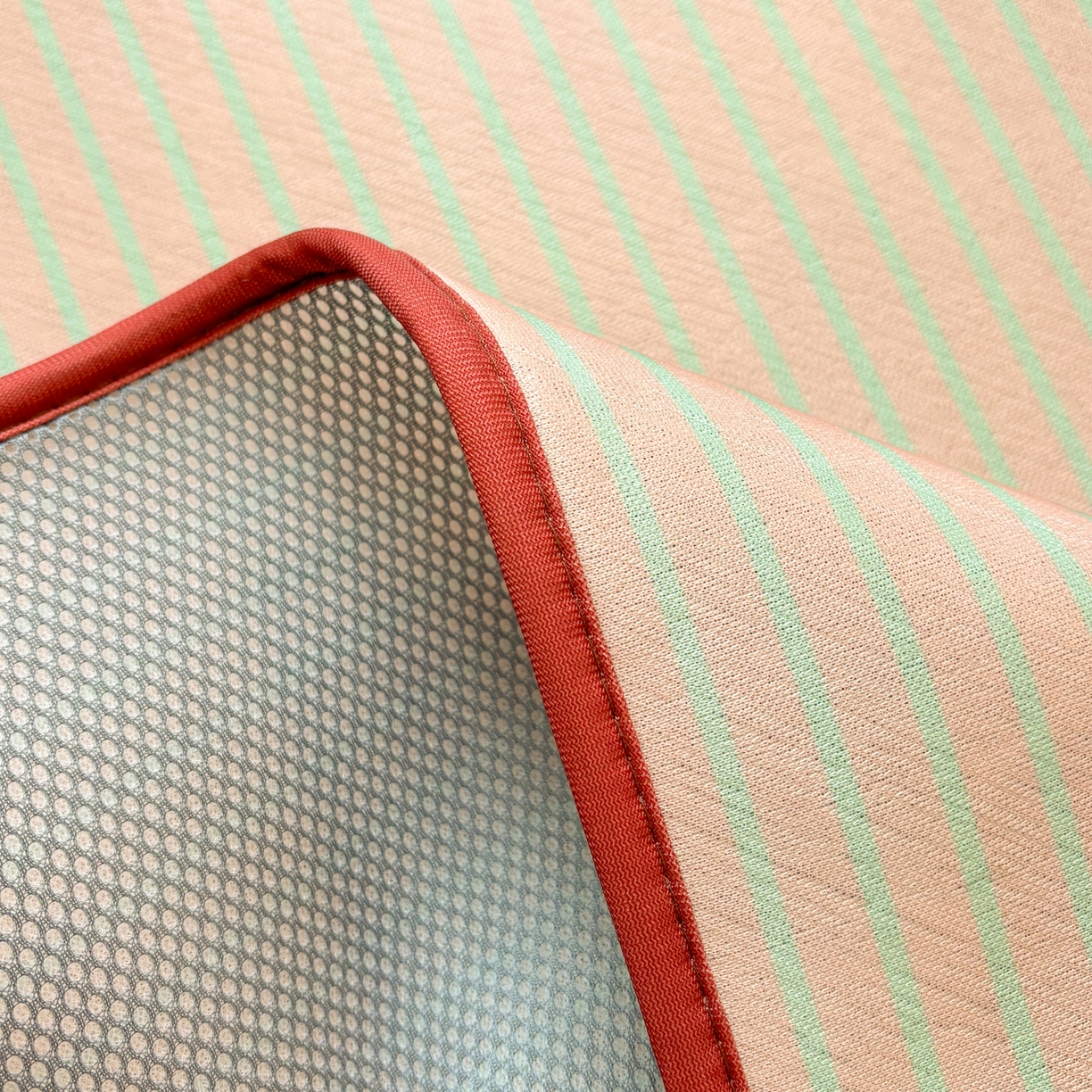 91家纺网 家纺一手货源 找家纺 雅居纺家纺 2026新款简约条纹系列凉席牛奶丝三明治底冰丝凉席 简约卡其条