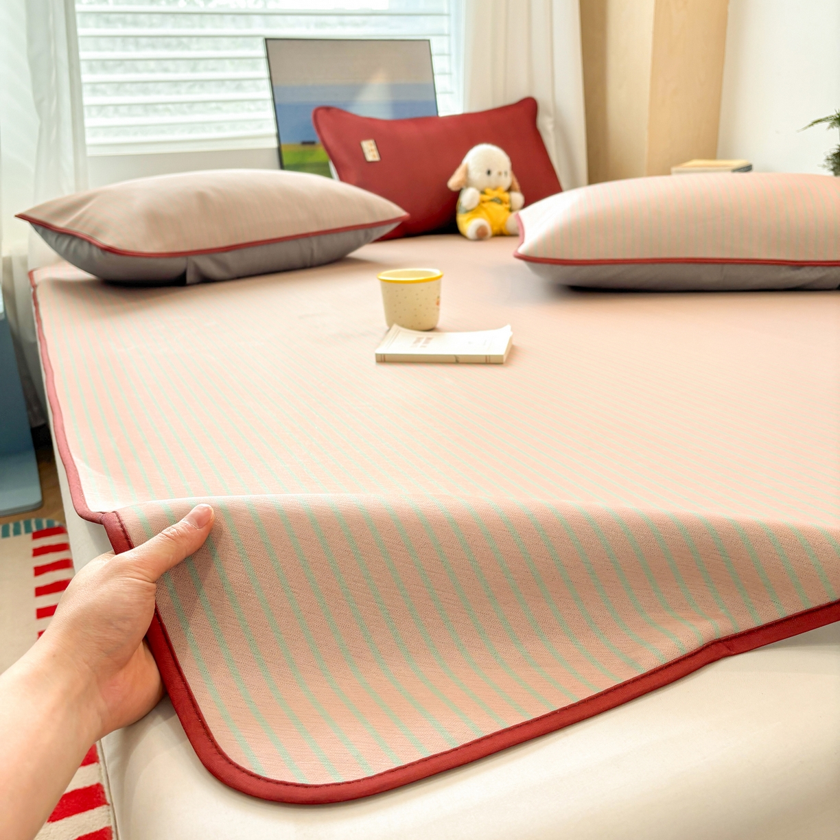 91家纺网 家纺一手货源 找家纺 雅居纺家纺 2026新款简约条纹系列凉席牛奶丝三明治底冰丝凉席 简约卡其条