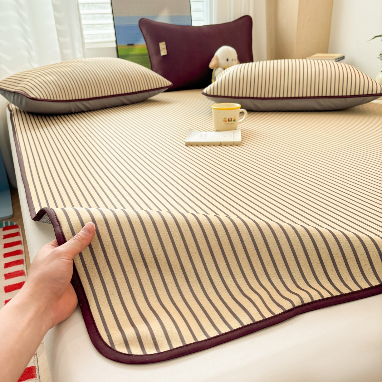 91家纺网 家纺一手货源 找家纺 雅居纺家纺 2026新款简约条纹系列凉席牛奶丝三明治底冰丝凉席 简约亮明黄条