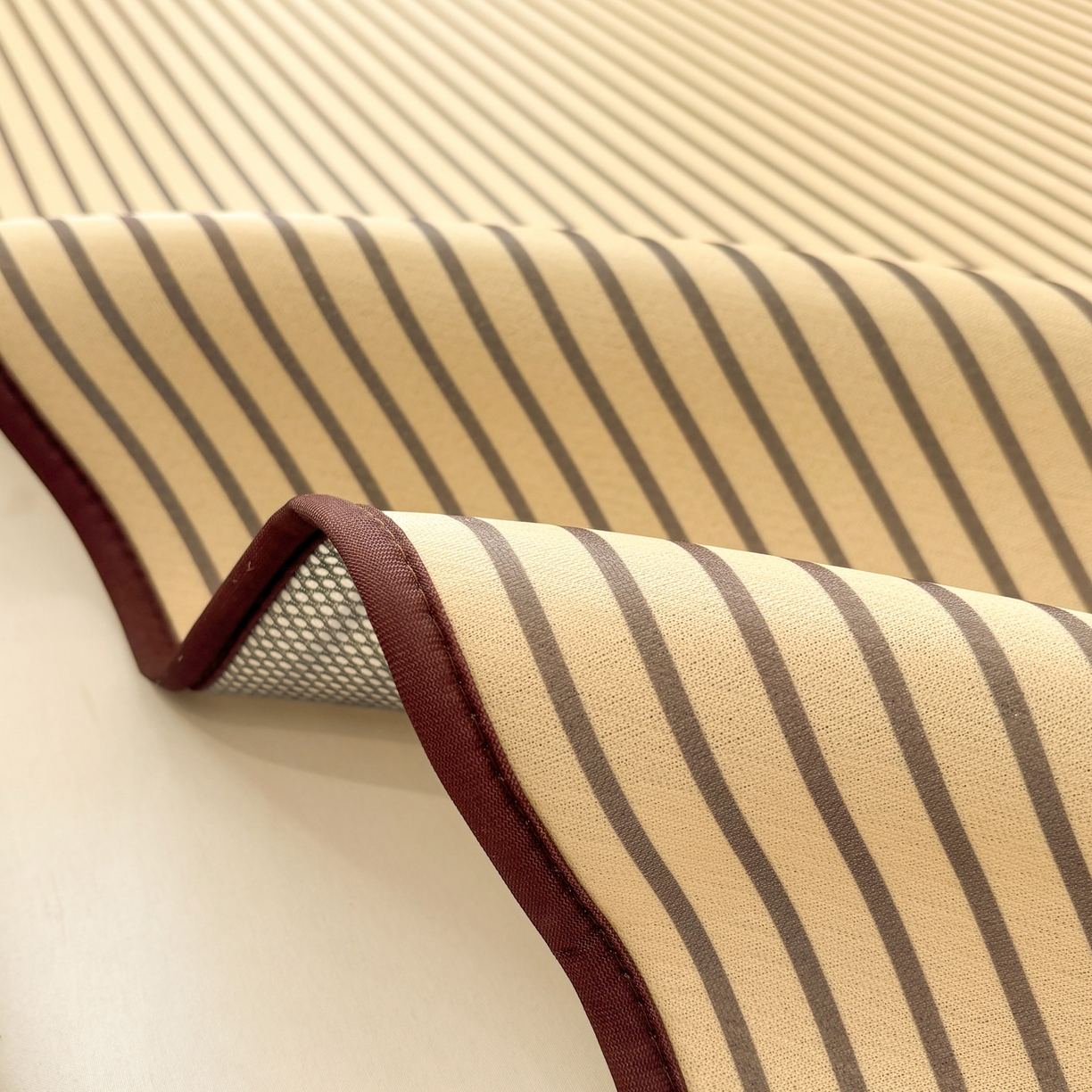 91家纺网 家纺一手货源 找家纺 雅居纺家纺 2026新款简约条纹系列凉席牛奶丝三明治底冰丝凉席 简约亮明黄条