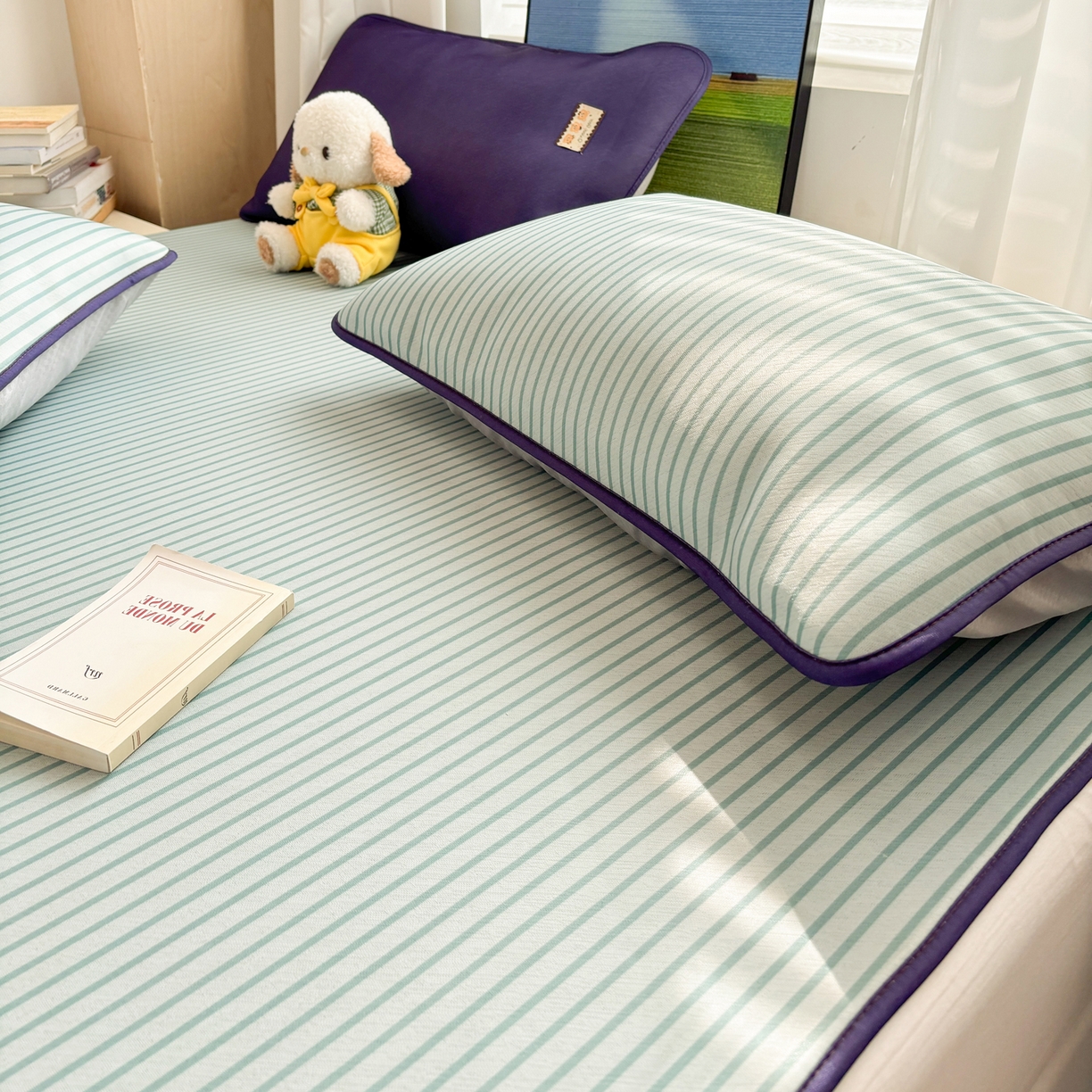 91家纺网 家纺一手货源 找家纺 雅居纺家纺 2026新款简约条纹系列凉席牛奶丝三明治底冰丝凉席 简约绿条