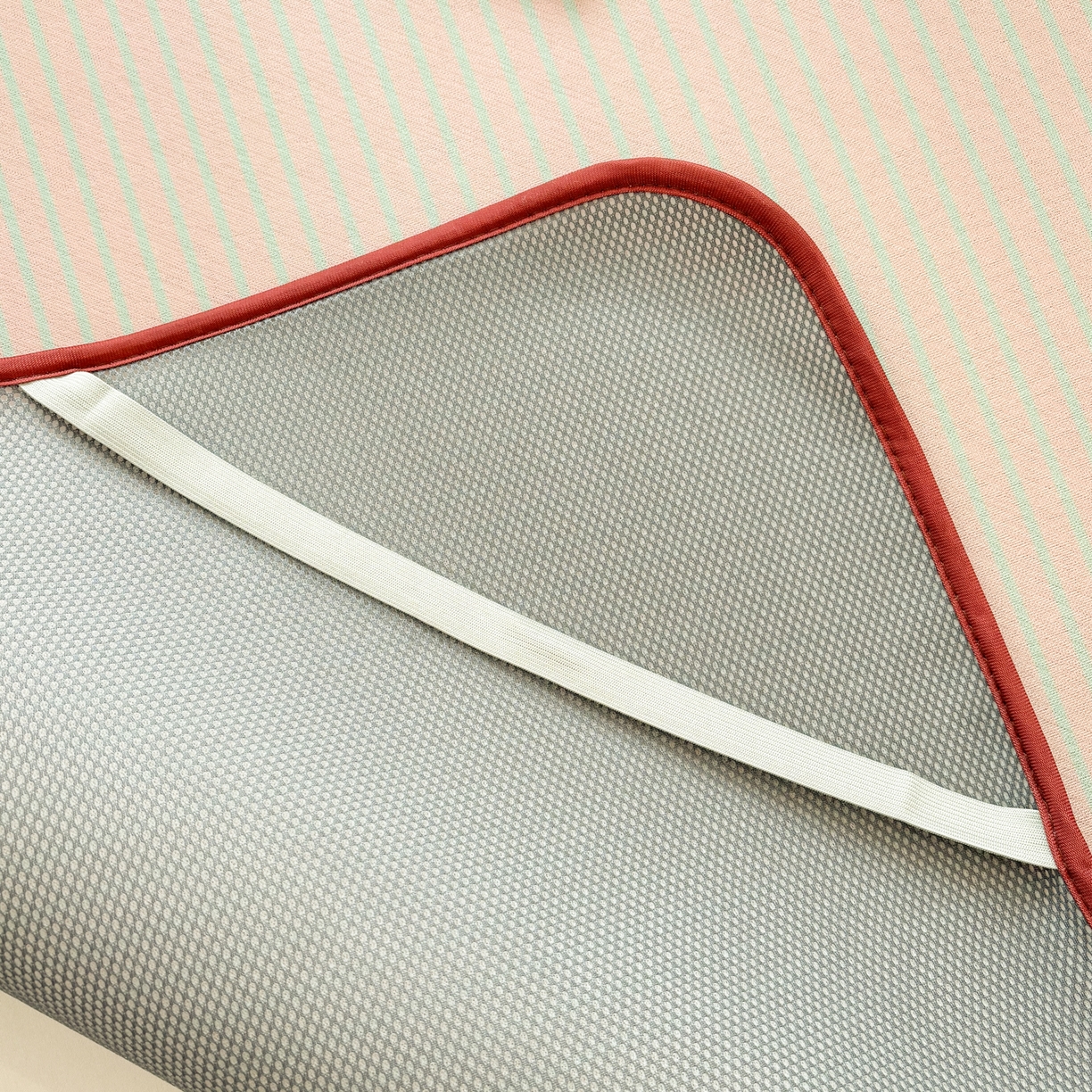 91家纺网 家纺一手货源 找家纺 雅居纺家纺 2026新款简约条纹系列凉席牛奶丝三明治底冰丝凉席 简约卡其条