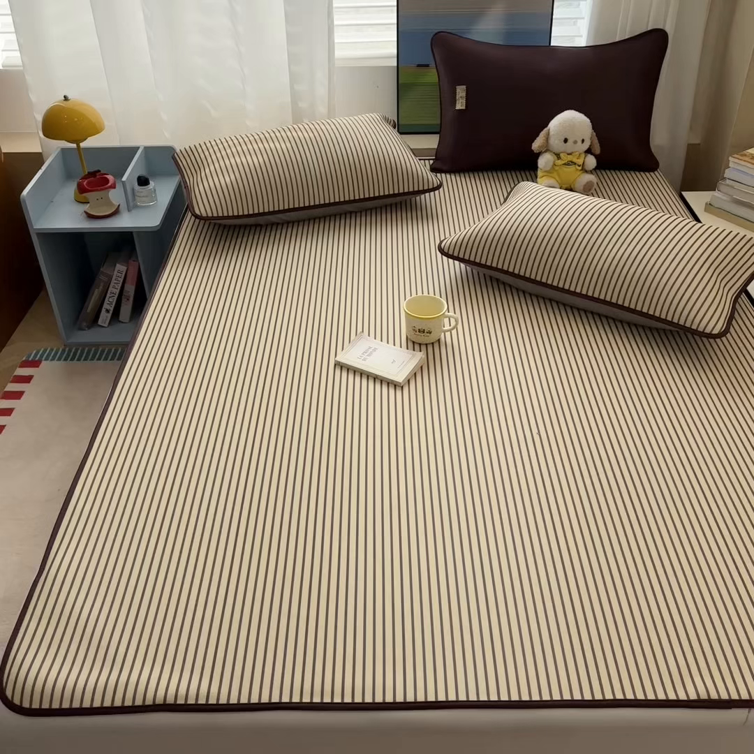 91家纺网 家纺一手货源 找家纺 雅居纺家纺 2026新款简约条纹系列凉席牛奶丝三明治底冰丝凉席 简约亮明黄条