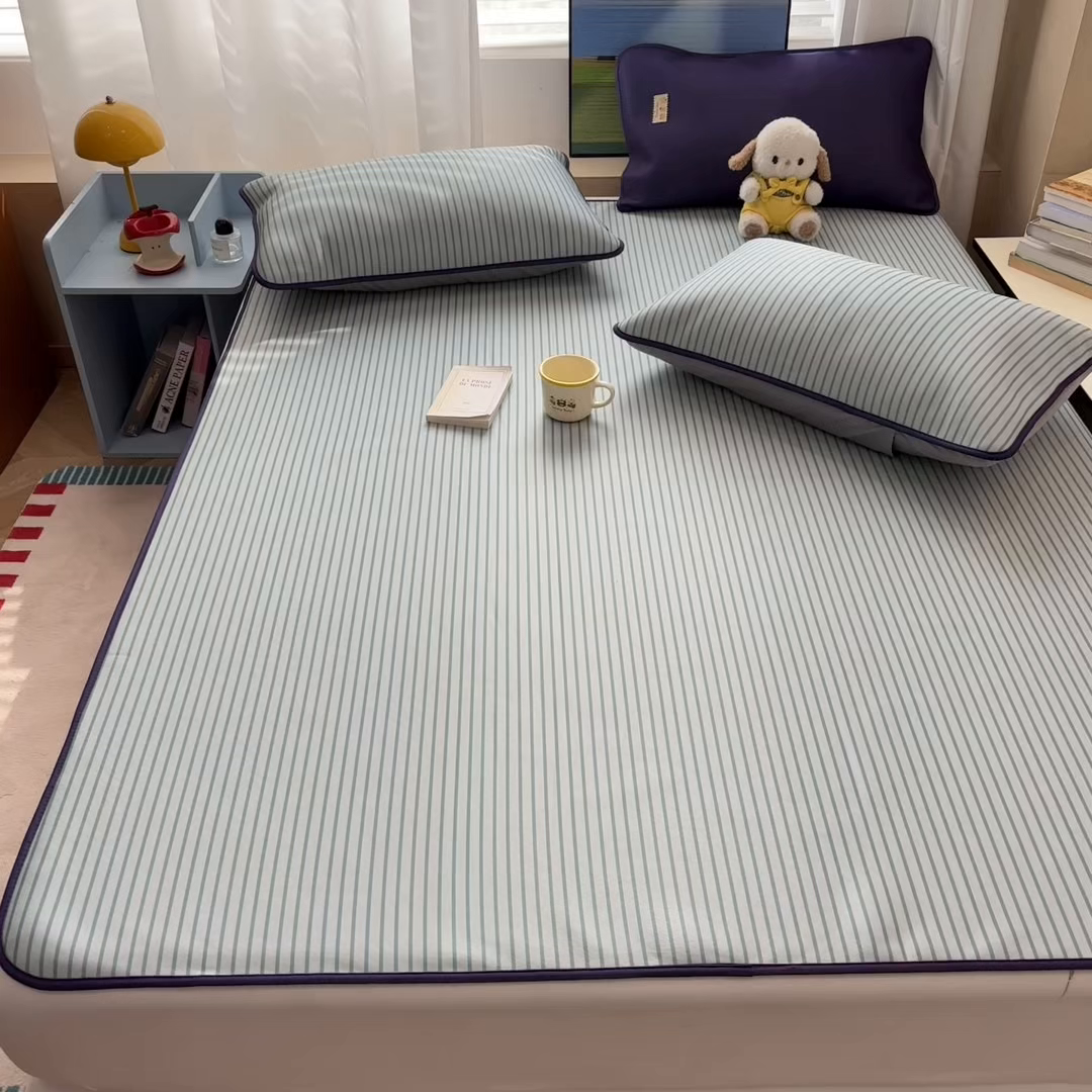 91家纺网 家纺一手货源 找家纺 雅居纺家纺 2026新款简约条纹系列凉席牛奶丝三明治底冰丝凉席 简约绿条