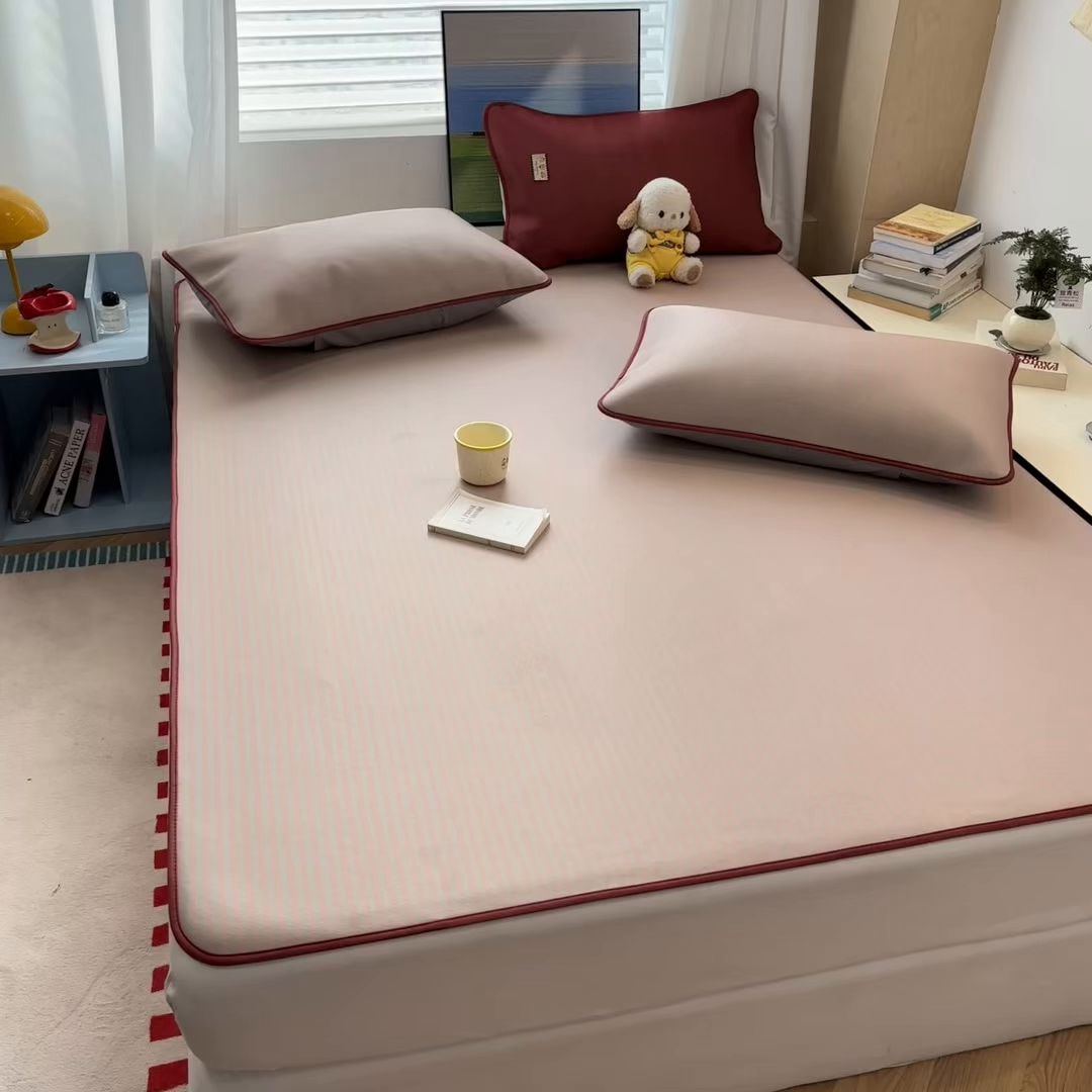 91家纺网 家纺一手货源 找家纺 雅居纺家纺 2026新款简约条纹系列凉席牛奶丝三明治底冰丝凉席 简约卡其条