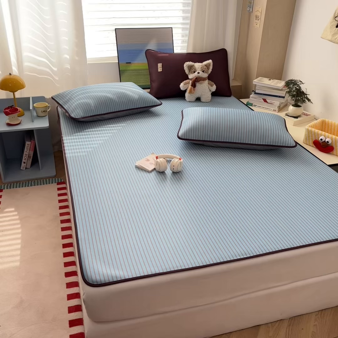 91家纺网 家纺一手货源 找家纺 雅居纺家纺 2026新款简约条纹系列凉席牛奶丝三明治底冰丝凉席 简约蓝条