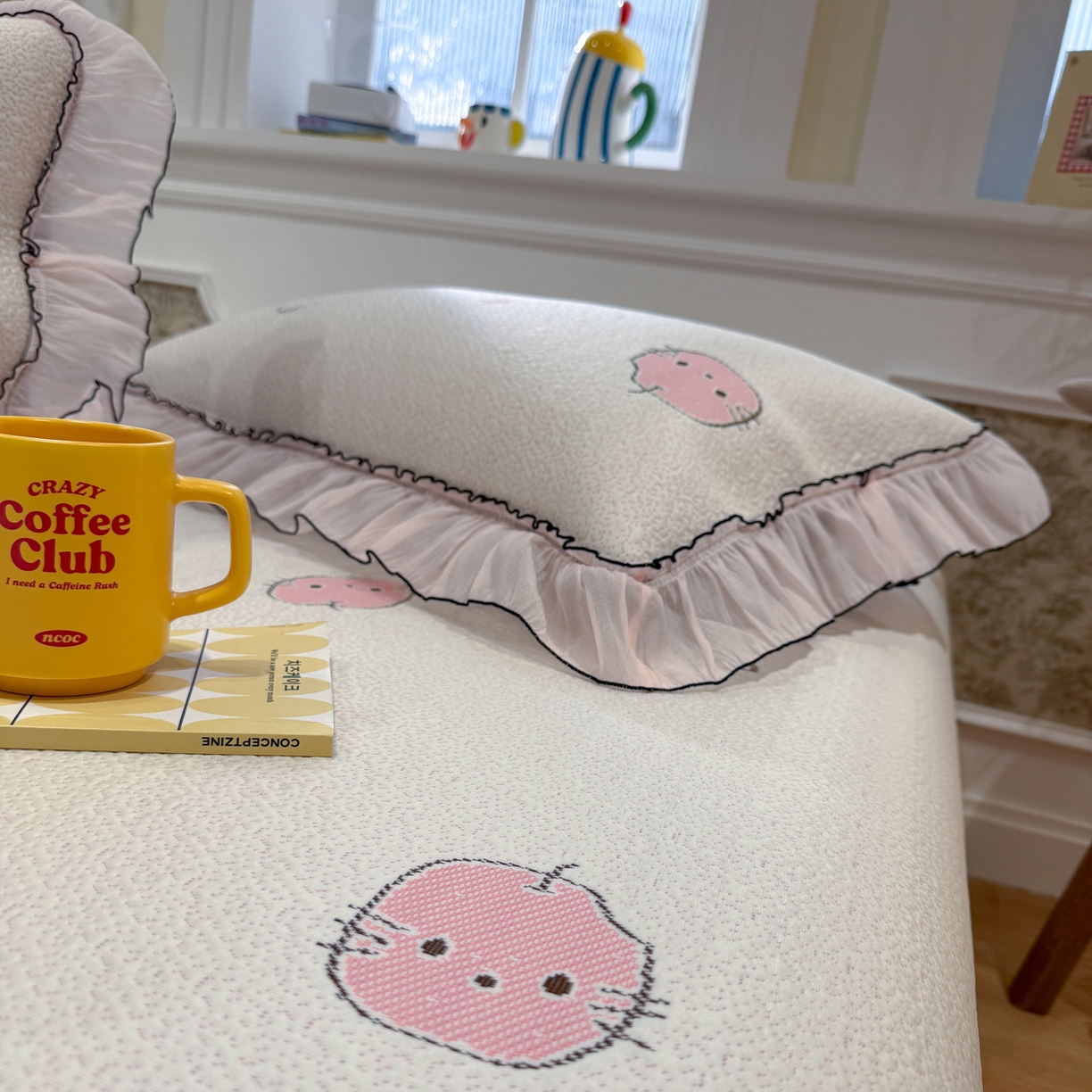 91家纺网 家纺一手货源 找家纺 雅居纺家纺 2026新款PE凉感卡通床裙床盖凉席韩版花边加厚三明治底PE凉感席 粉色猫咪家族