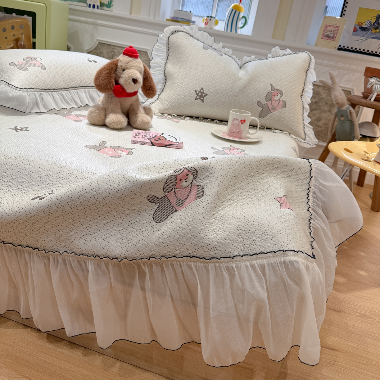 91家纺网 家纺一手货源 找家纺 雅居纺家纺 2026新款PE凉感卡通床裙床盖凉席韩版花边加厚三明治底PE凉感席 粉色星星腊肠狗