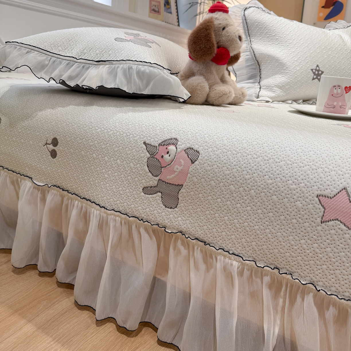 91家纺网 家纺一手货源 找家纺 雅居纺家纺 2026新款PE凉感卡通床裙床盖凉席韩版花边加厚三明治底PE凉感席 粉色星星腊肠狗