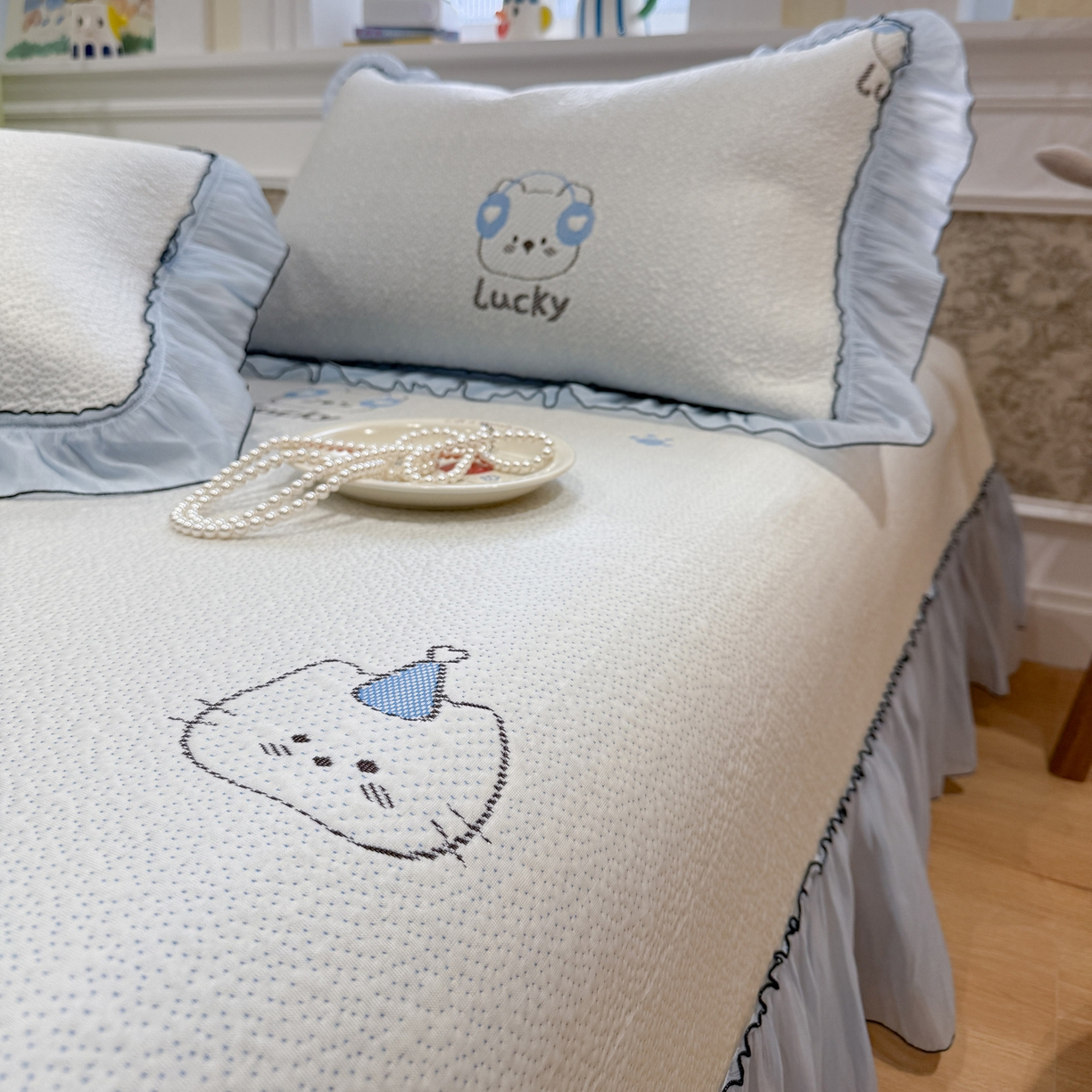 91家纺网 家纺一手货源 找家纺 雅居纺家纺 2026新款PE凉感卡通床裙床盖凉席韩版花边加厚三明治底PE凉感席 幸运酷熊