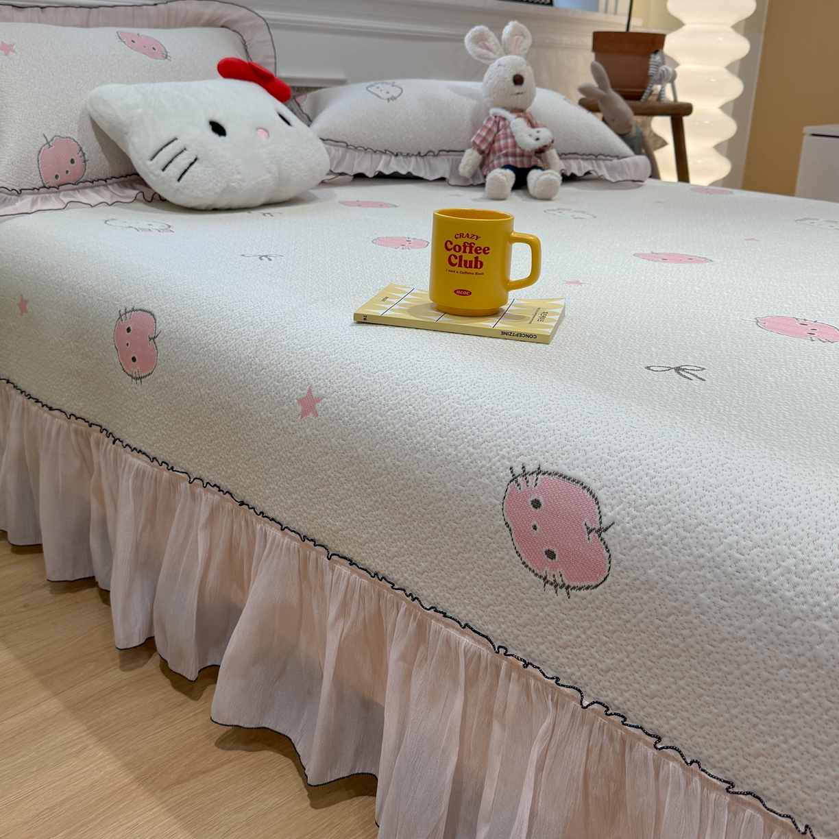 91家纺网 家纺一手货源 找家纺 雅居纺家纺 2026新款PE凉感卡通床裙床盖凉席韩版花边加厚三明治底PE凉感席 粉色猫咪家族